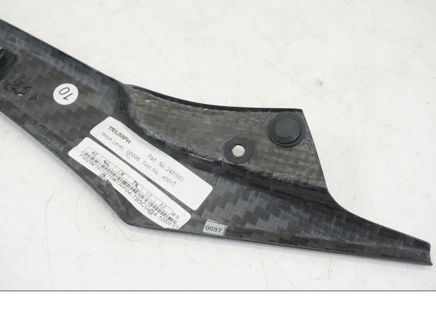 Snett nerifrån på Tankkåpa från en Triumph Speed Triple -2021 motorcykel.