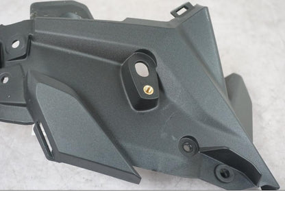 Baksidan på Strålkastarkåpa från en BMW F 800 R -2018 motorcykel.