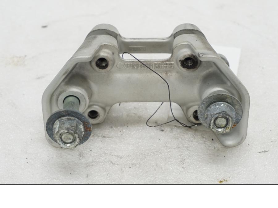 Baksidan på Styrfäste från en Ducati Monster 696 -2010 motorcykel.