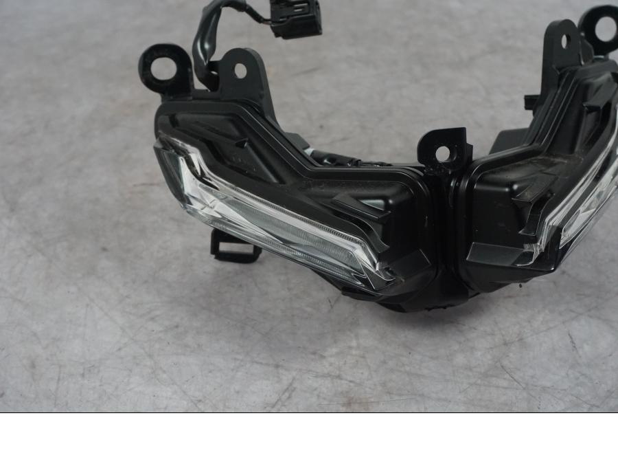 Snett uppifrån på Positionsljus från en Yamaha MT-09 -2024 motorcykel.