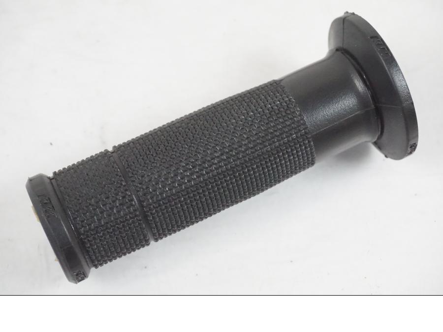 Framsidan på Gummihandtag från en KTM 390 Adventure -2021 motorcykel.