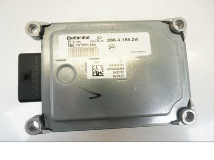 Snett uppifrån på Ljuddämpare från en Ducati Monster 796 -2013 motorcykel.