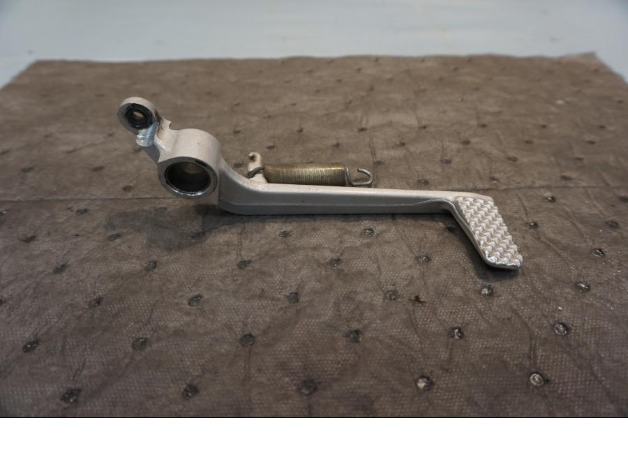 Framsidan på Bromspedal från en Yamaha YZF R6 -2003 motorcykel.