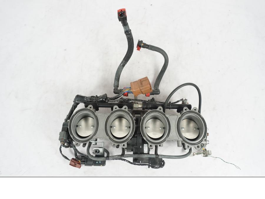 Snett uppifrån på Spjällhus från en Kawasaki ZX-10R -2008 motorcykel.