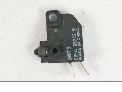 Baksidan på Bromsljuskontakt från en Kawasaki Z 900 -2019 motorcykel.