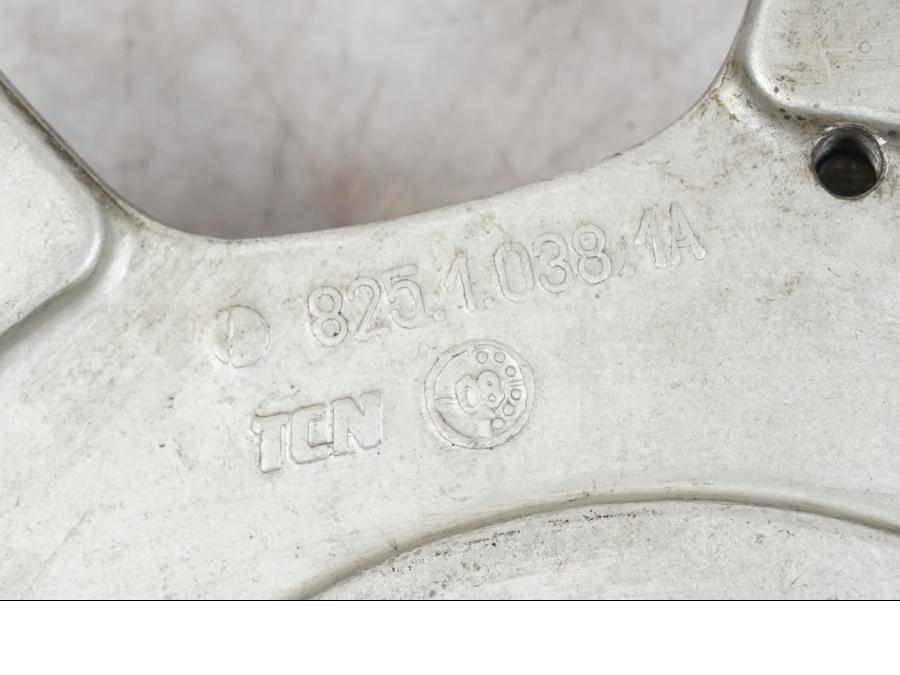 Snett nerifrån på Bromsoksfäste från en Ducati 848 -2013 motorcykel.