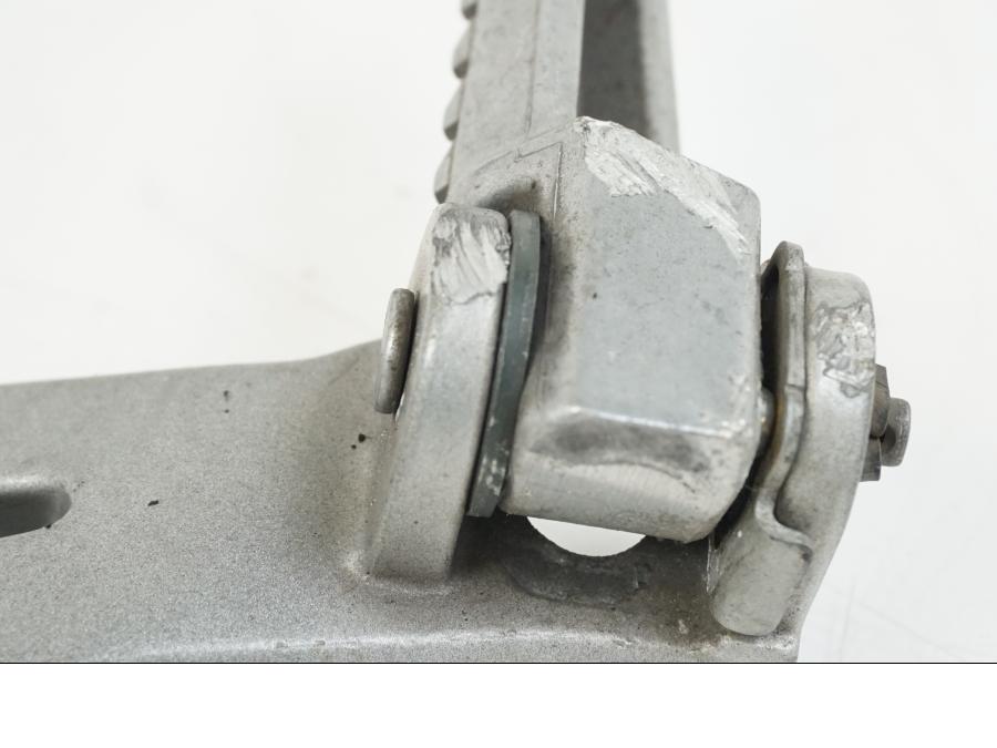 Baksidan på Fotpinnefäste från en Kawasaki Z 750 -2006 motorcykel.