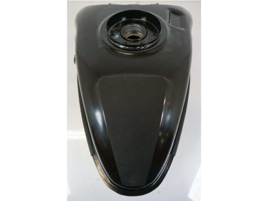 Snett nerifrån på Bensintank från en Triumph Trident -2021 motorcykel.