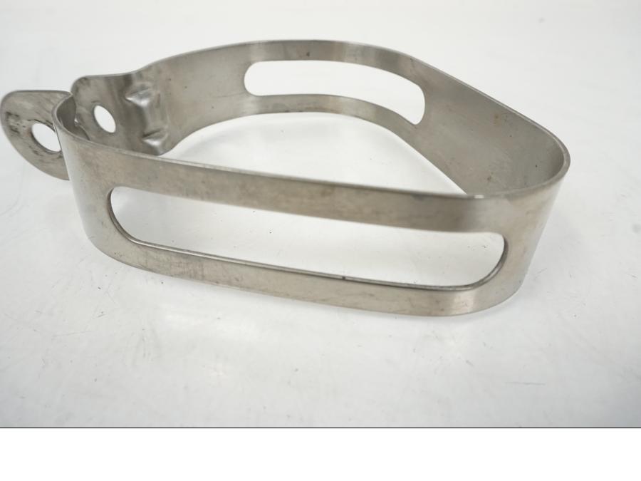 Baksidan på <p>Ljuddämparfäste 2017. YOSHIMURA. </p>

<p>Lite ytrost se bild.</p>

<p>Bredd:105mm.</p>

<p>Höjd: 125mm.</p> motorcykel.