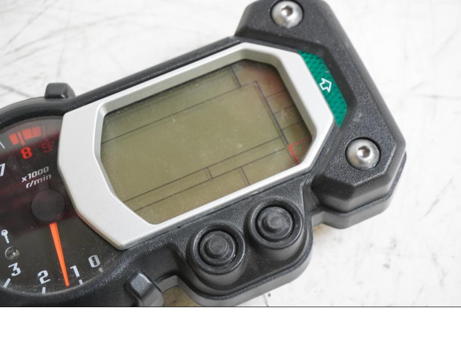 Höger sida på Instrumentpanel från en Yamaha XT 1200 Z -2011 motorcykel.