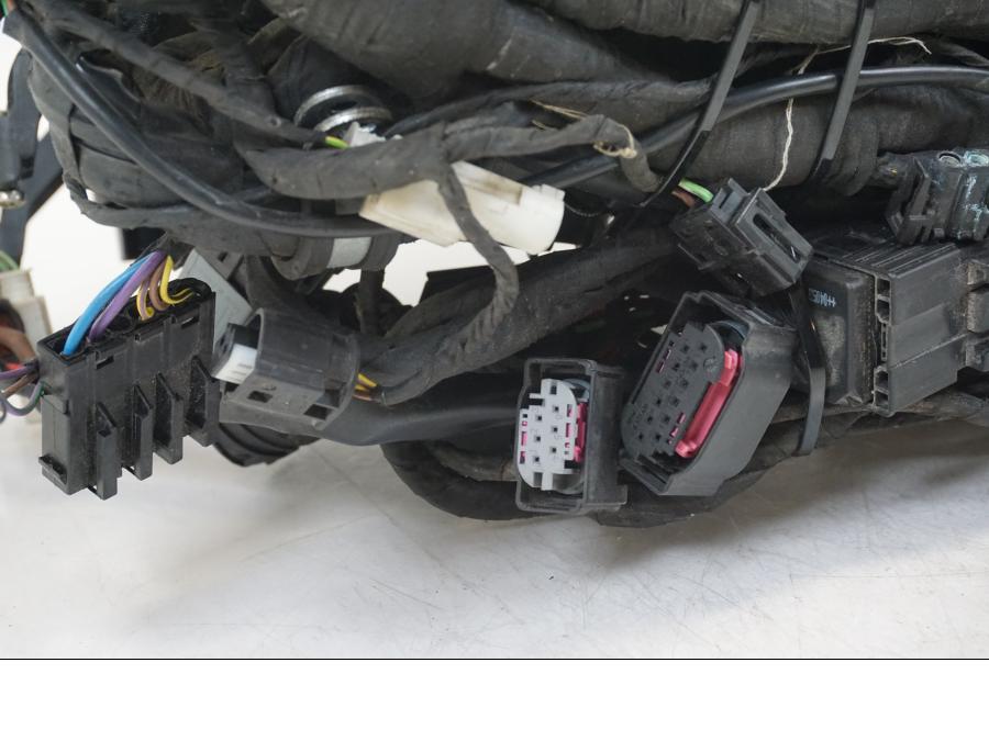 Snett nerifrån på Kabelstam från en BMW K 1200 LT -2004 motorcykel.