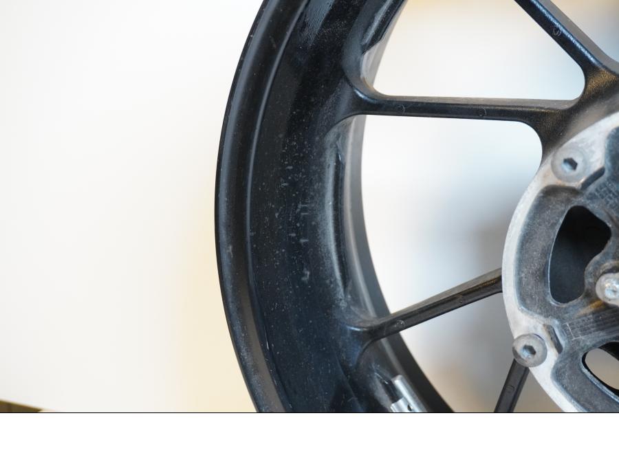 Snett uppifrån på Fälg från en Yamaha MT-09 Tracer -2016 motorcykel.