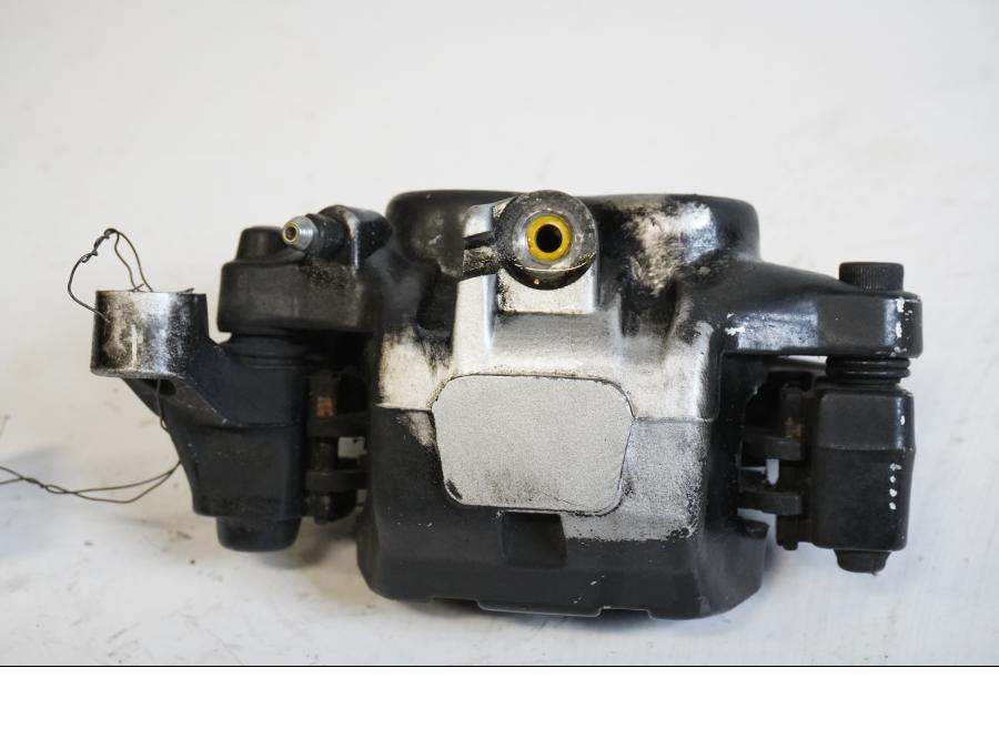 Baksidan på Bromsok från en Yamaha XVS 650 -1998 motorcykel.