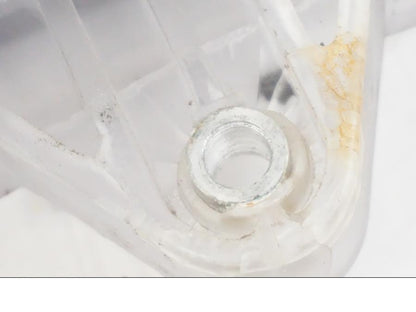 Snett nerifrån på Vindrutefäste från en BMW F 650 CS -2002 motorcykel.