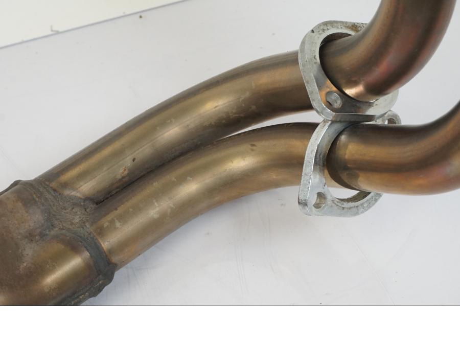 Snett uppifrån på Avgassystem från en Yamaha MT-07 Tracer -2016 motorcykel.