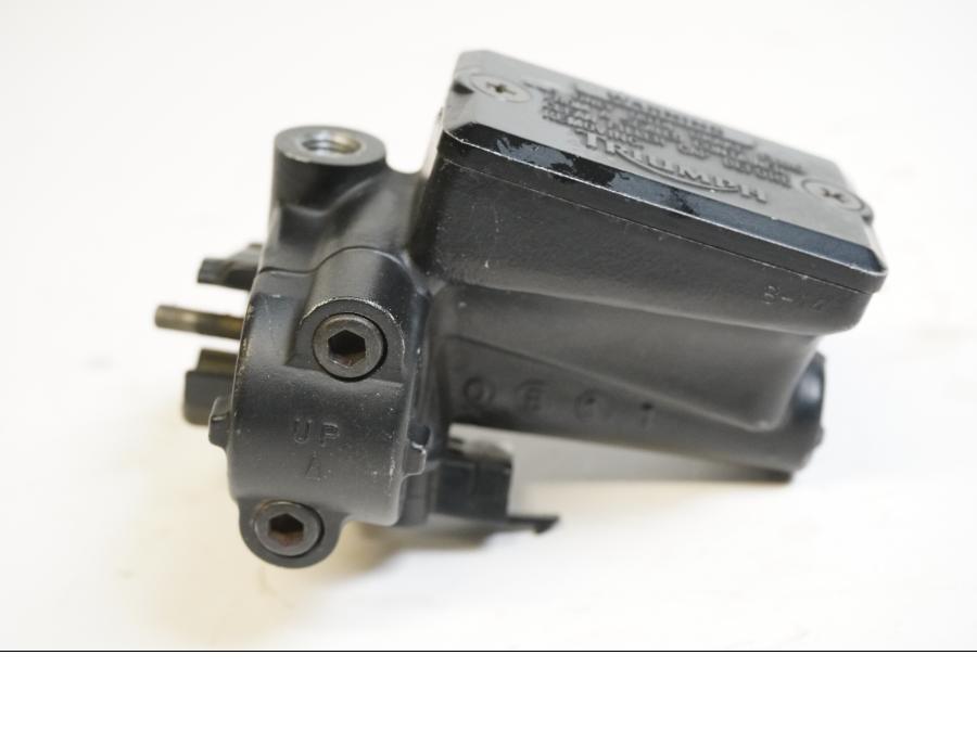 Baksidan på Kopplingshuvudcylinder från en Triumph Thunderbird 900 -2001 motorcykel.