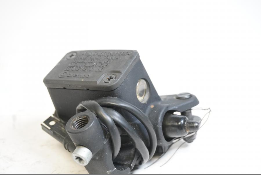 Framsidan på Bromshuvudcylinder från en Husqvarna TR 650 Strada -2012 motorcykel.