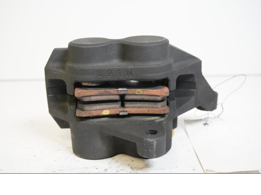 Höger sida på Bromsok från en Yamaha MT-07 Tracer -2016 motorcykel.