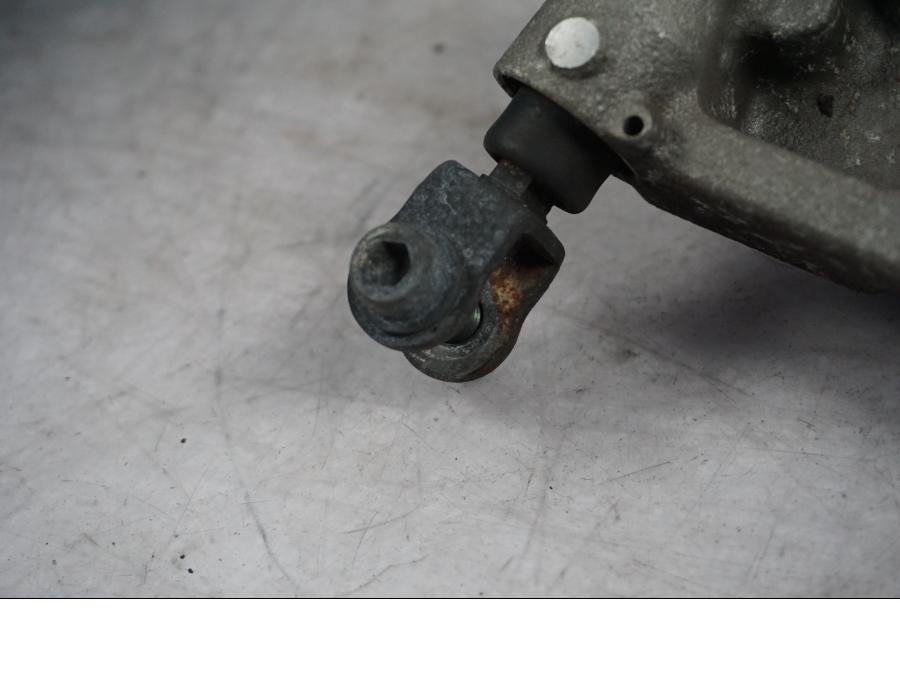 Snett uppifrån på Bromsoksfäste från en Honda XL 1000 V -2008 motorcykel.