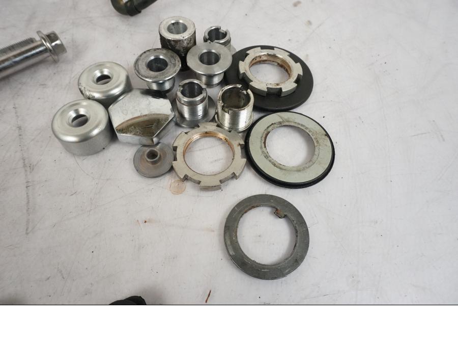 Snett uppifrån på Skruv / Mutter etc från en Triumph Bonneville T120 -2021 motorcykel.