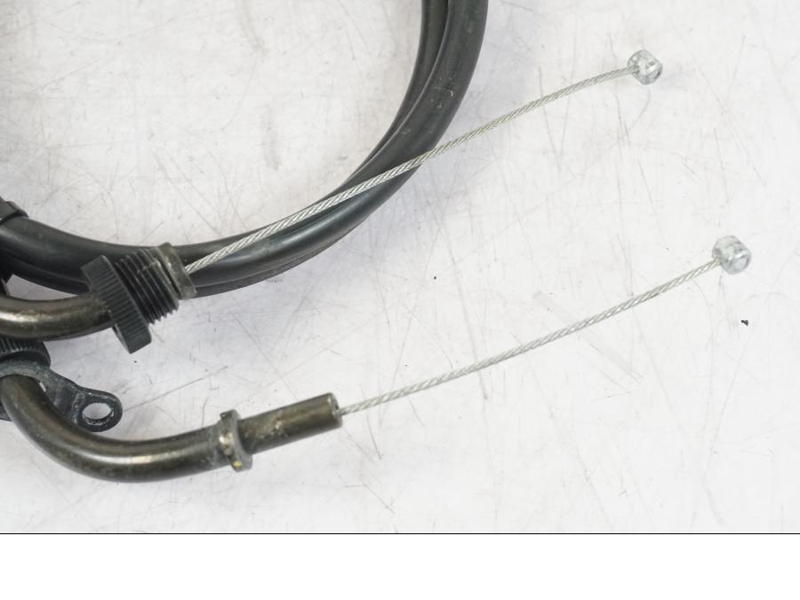 Snett nerifrån på Gasvajer från en Suzuki GSX 1300 RX -1999 motorcykel.