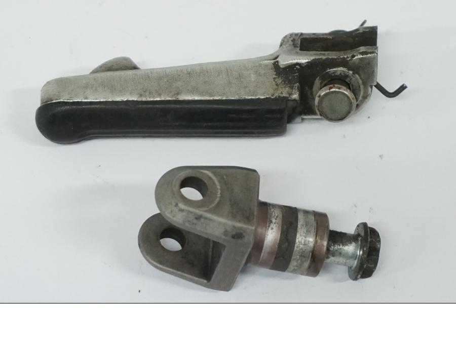 Vänster sida på Fotpinne från en Honda CBR 900 RR -2002 motorcykel.