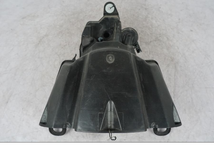 Snett nerifrån på Luftburk från en BMW K 1600 GTL -2015 motorcykel.