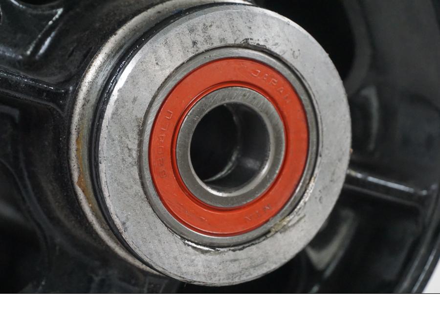 Vänster sida på Fälg från en Kawasaki ER-6N ABS -2010 motorcykel.