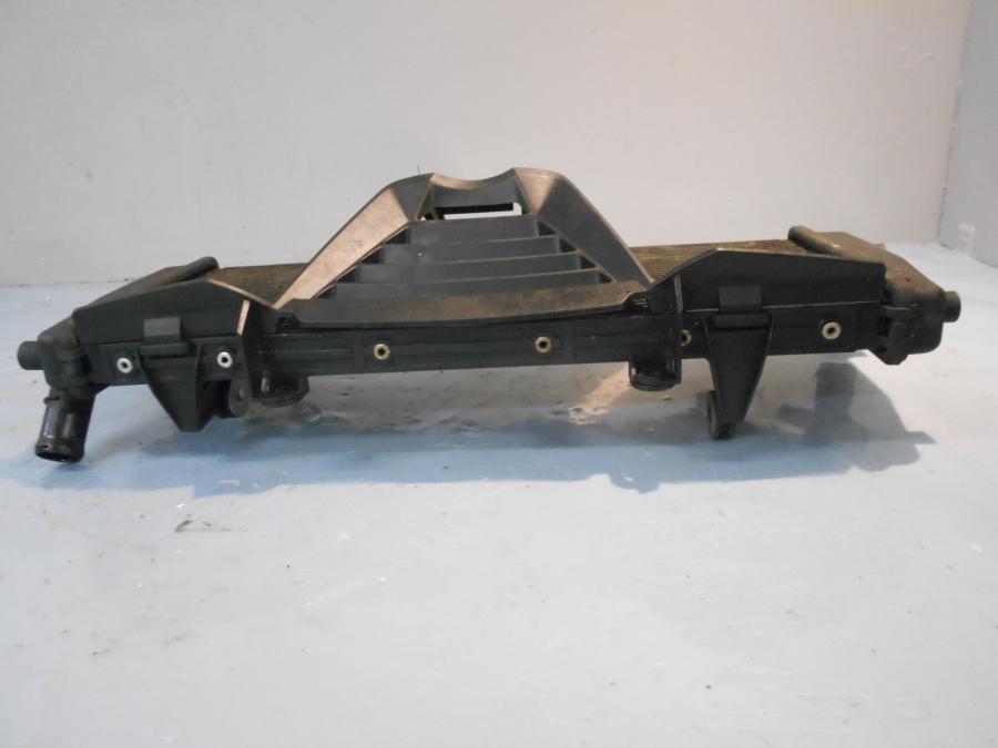 Vänster sida på Vattenkyl från en BMW R 1200 RS -2016 motorcykel.