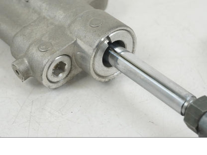 Snett nerifrån på Styrdämpare från en Yamaha YZF 1000 R1 -2006 motorcykel.