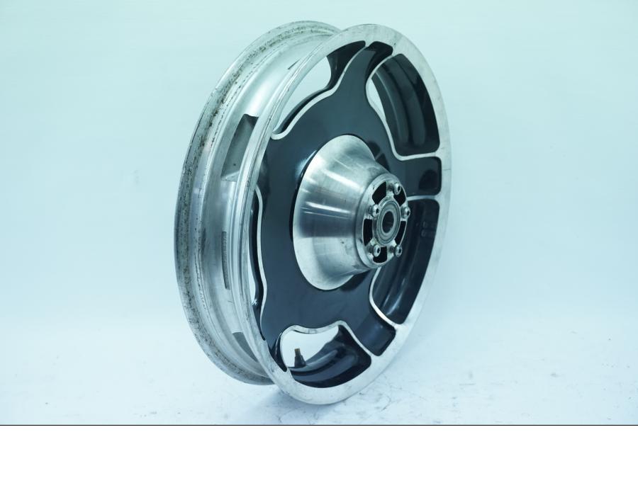 Baksidan på Fälg från en H-D Street Glide FLHX -2009 motorcykel.