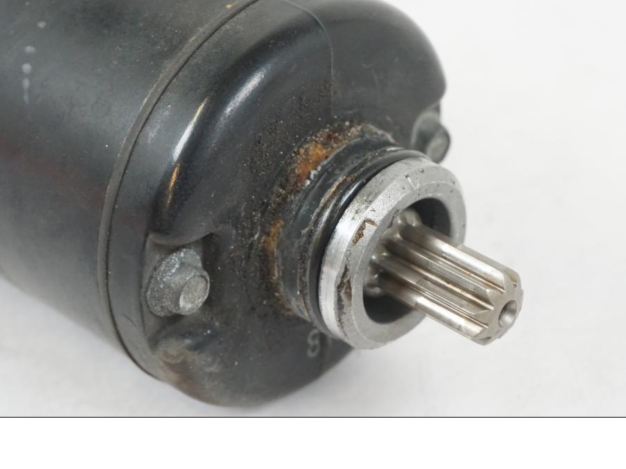 Baksidan på Startmotor från en Kawasaki ER-6F -2010 motorcykel.