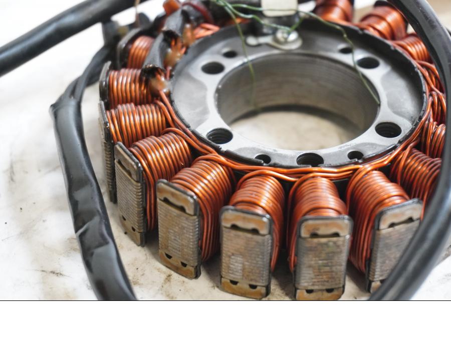 Baksidan på Generator från en Kawasaki Z 750 -2008 motorcykel.