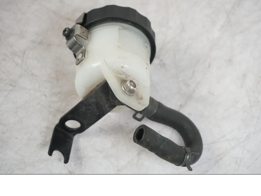 Vänster sida på Bromsvätskebehållare från en Triumph Tiger -2009 motorcykel.