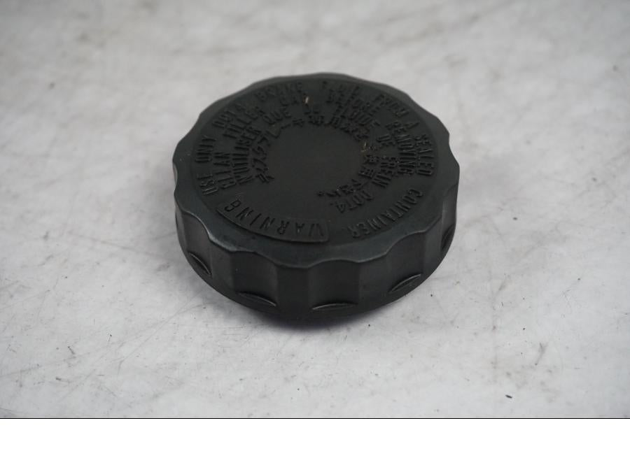 Baksidan på Bromsvättske lock från en Triumph Daytona 600 -2003 motorcykel.