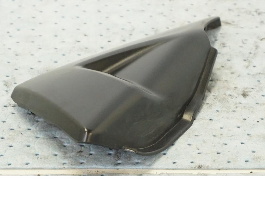 Snett uppifrån på Sidopanel från en Suzuki GSX 1300 BK -2008 motorcykel.