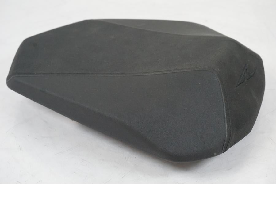 Höger sida på Sadel från en KTM 1290 Super Duke R EVO -2023 motorcykel.