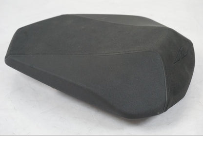 Höger sida på Sadel från en KTM 1290 Super Duke R EVO -2023 motorcykel.