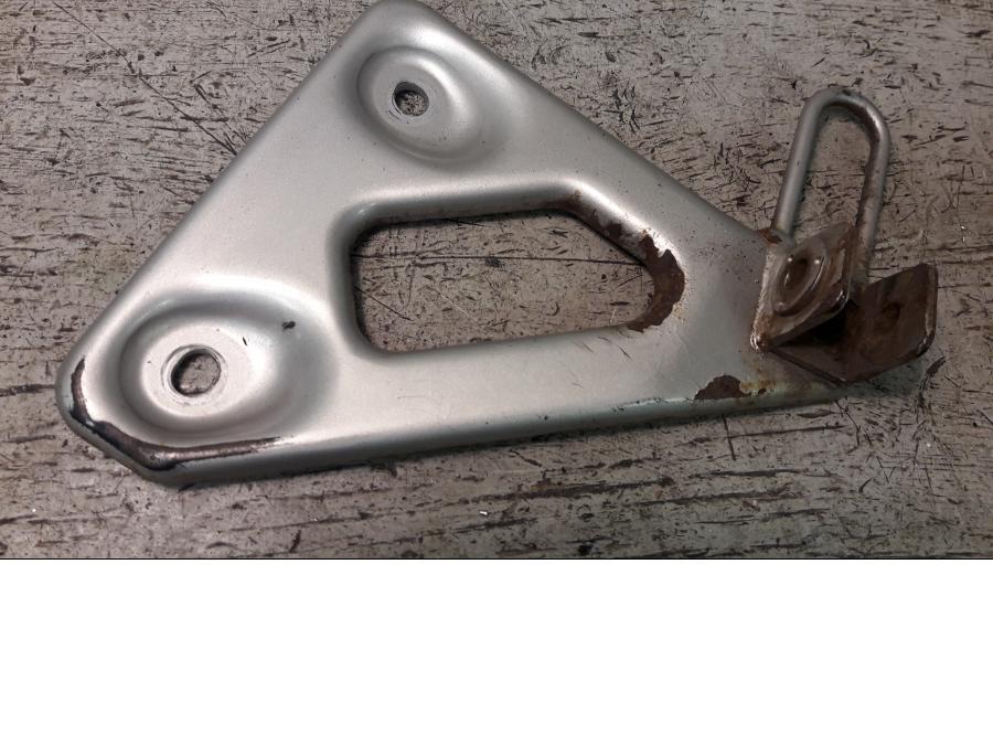 Framsidan på Fotpinnefäste från en Honda XL 600 V -1994 motorcykel.