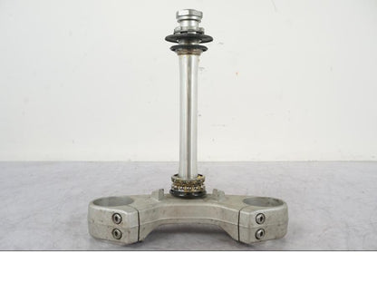 Framsidan på Gaffelkrona från en Triumph Tiger Explorer -2013 motorcykel.