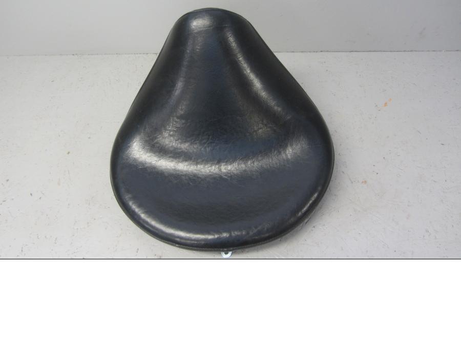 Framsidan på Sadel från en Yamaha XVS 1100 -2002 motorcykel.