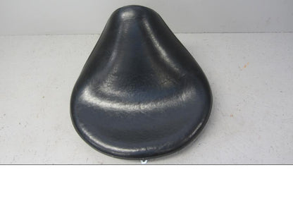 Framsidan på Sadel från en Yamaha XVS 1100 -2002 motorcykel.