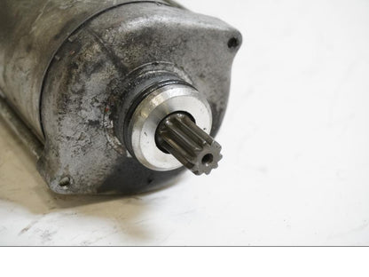 Baksidan på Startmotor från en Honda XRV 750 -1993 motorcykel.