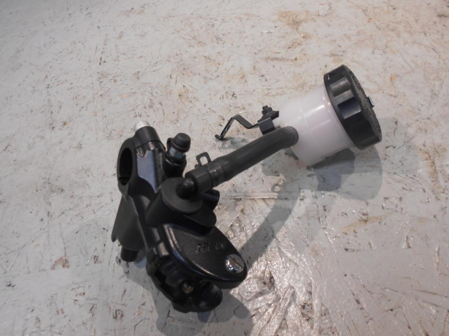 Framsidan på Bromshuvudcylinder från en Kawasaki ZX-10R -2008 motorcykel.