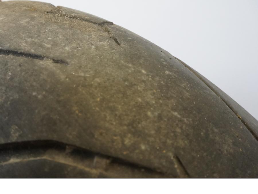 Snett nerifrån på Hjulpaket från en Kawasaki VN 1500 Mean Streak -2003 motorcykel.