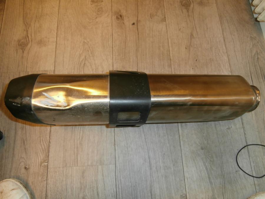 Baksidan på Ljuddämpare från en KTM 1190 Adventure -2014 motorcykel.