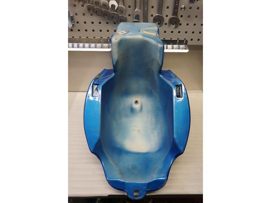 Snett uppifrån på Bensintank från en Yamaha Alla -1997 motorcykel.