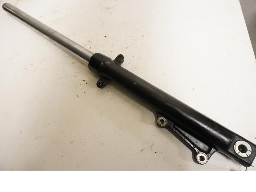 Baksidan på Gaffelben från en Honda CBF 125 -2010 motorcykel.