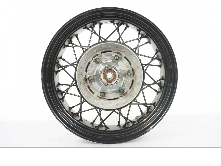 Framsidan på Fälg från en Yamaha XVS 1100 -2004 motorcykel.