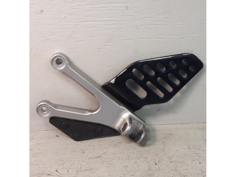 Framsidan på Fotpinnefäste från en Yamaha YZF R6 -2006 motorcykel.